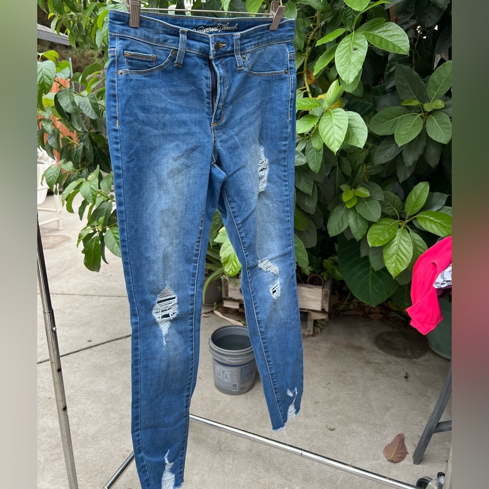 Universal thread distressed skinny jeans